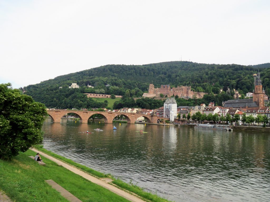 Alte Brücke e Schloss Heidelberg no fim da tarde