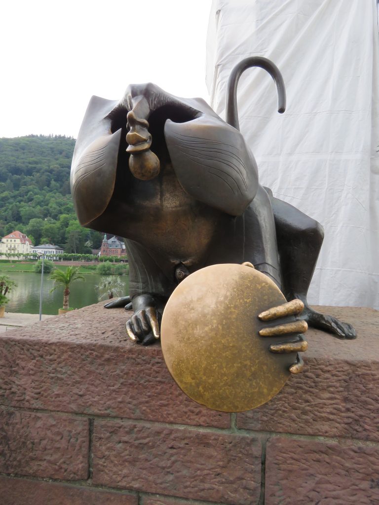 Brückenaffe (macaco da ponte)