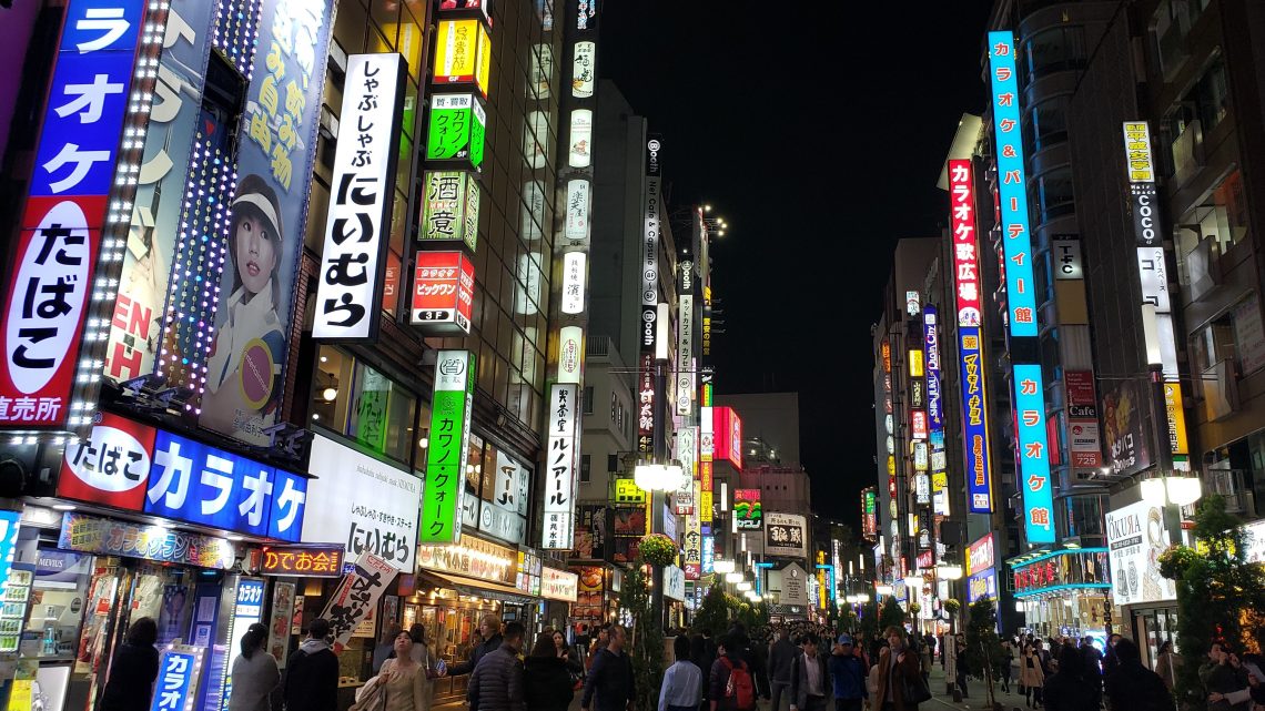 Shinjuku: compras, arranha-céus e muito neon