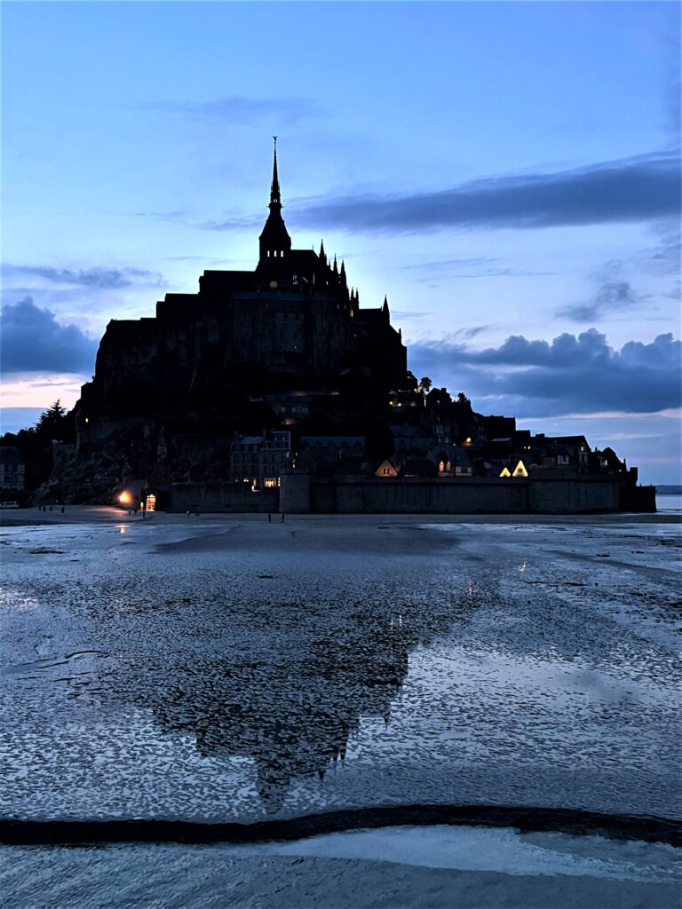 Monte Saint-Michel à noite
