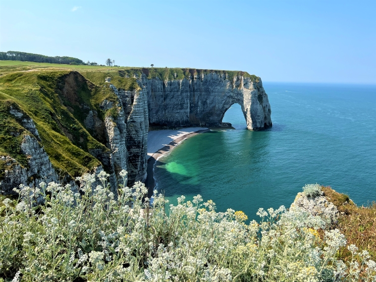 Étretat: o paraíso das falésias na Normandia