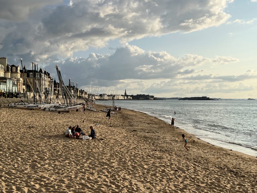 Praia em Saint-Malo