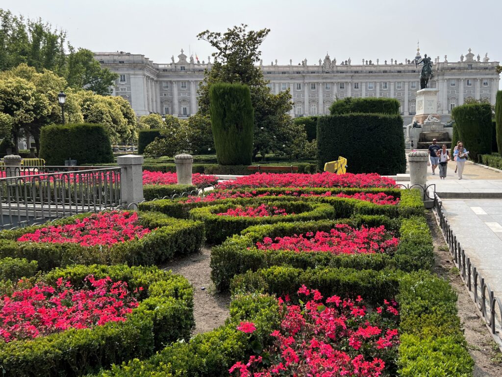 Jardins de Sabatini atrás do Palácio Real de Madri