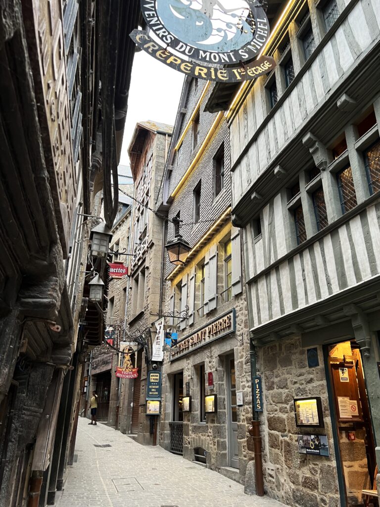 Grand Rue à noite Mont Saint Michel